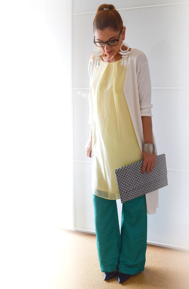 Grüne Schlaghose und pastell-gelbes Kleid in Kombination – Outfit