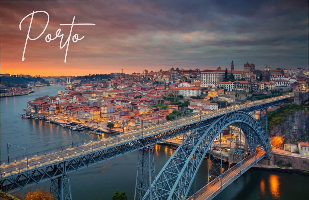 Stadtansicht von Porto am Abend