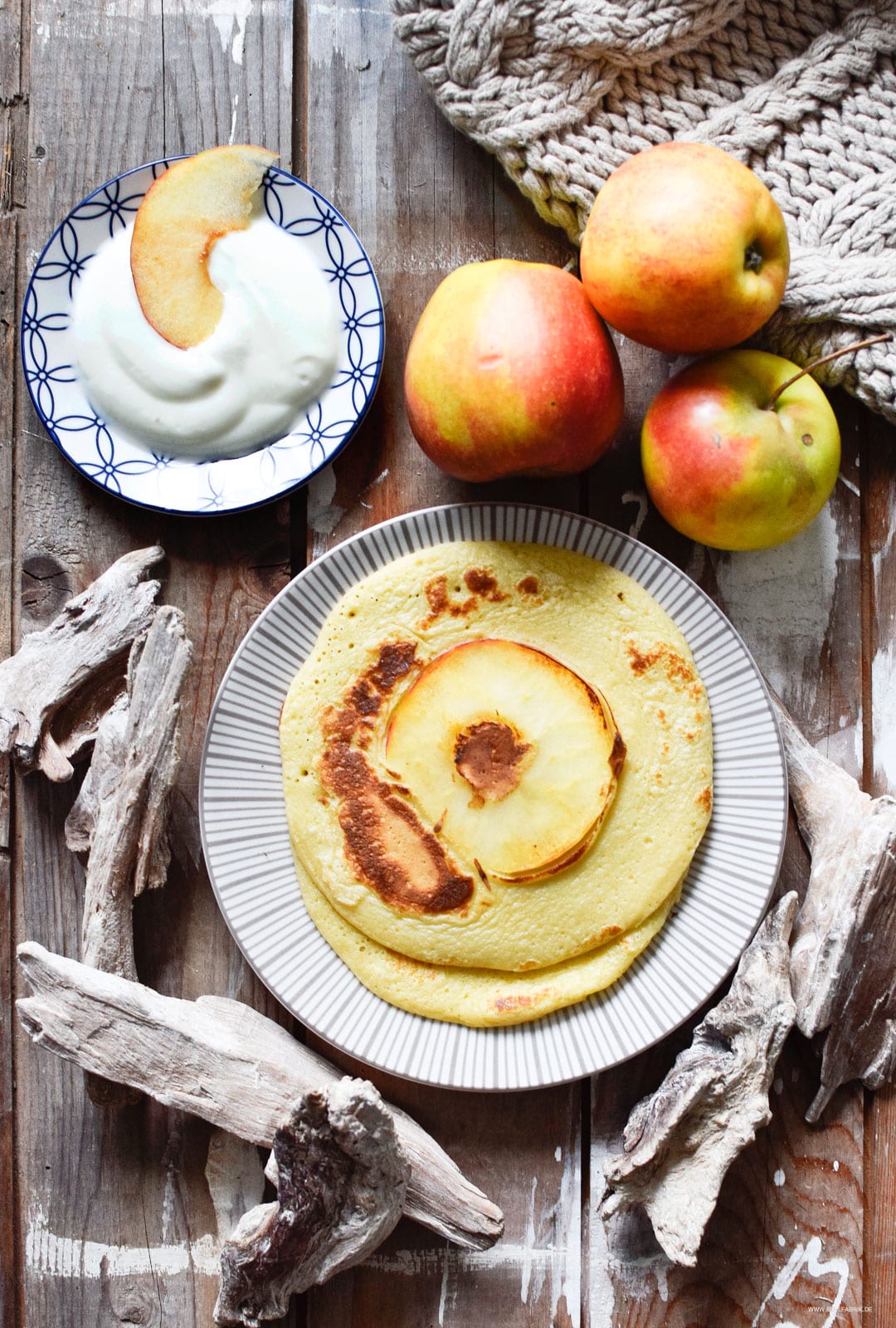 einfaches, schnelles Rezept für Pfannkuchen mit Apfel und Creme