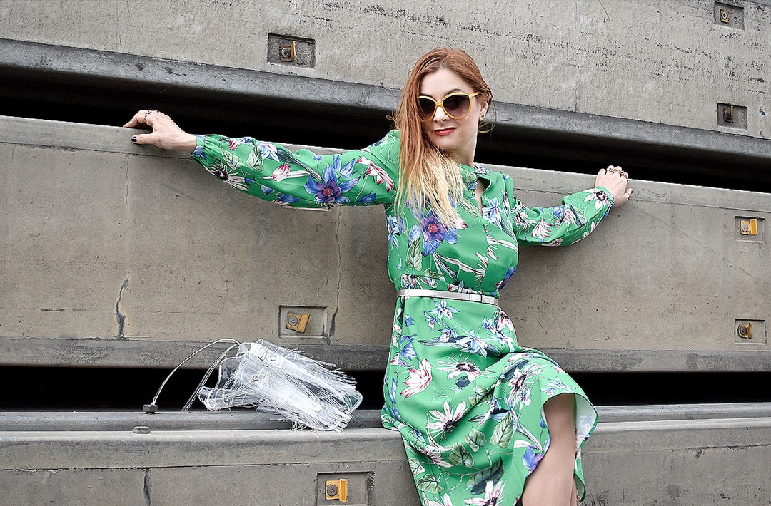 Schönes, grünes Sommerkleid mit Blumenmuster von H&M, Stiefeletten in Nude von Zara