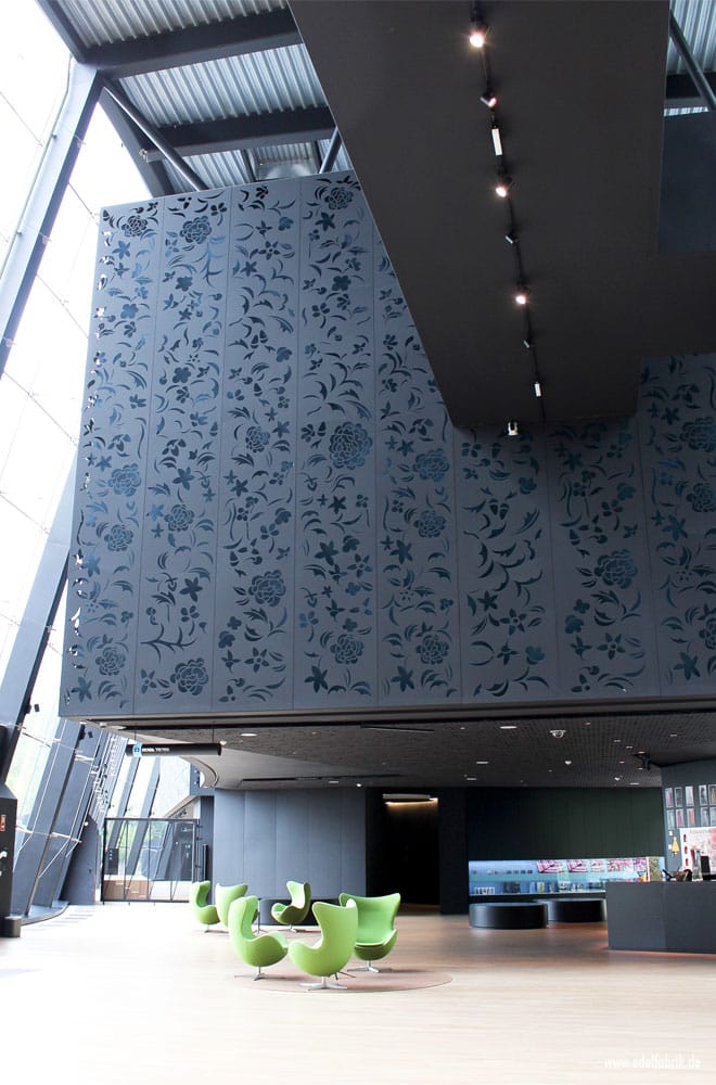 Ein Blick in das Foyer des Balenciaga Museums. Das Material der Wandverkleidung ist schwarzer Spitze nachempfunden.