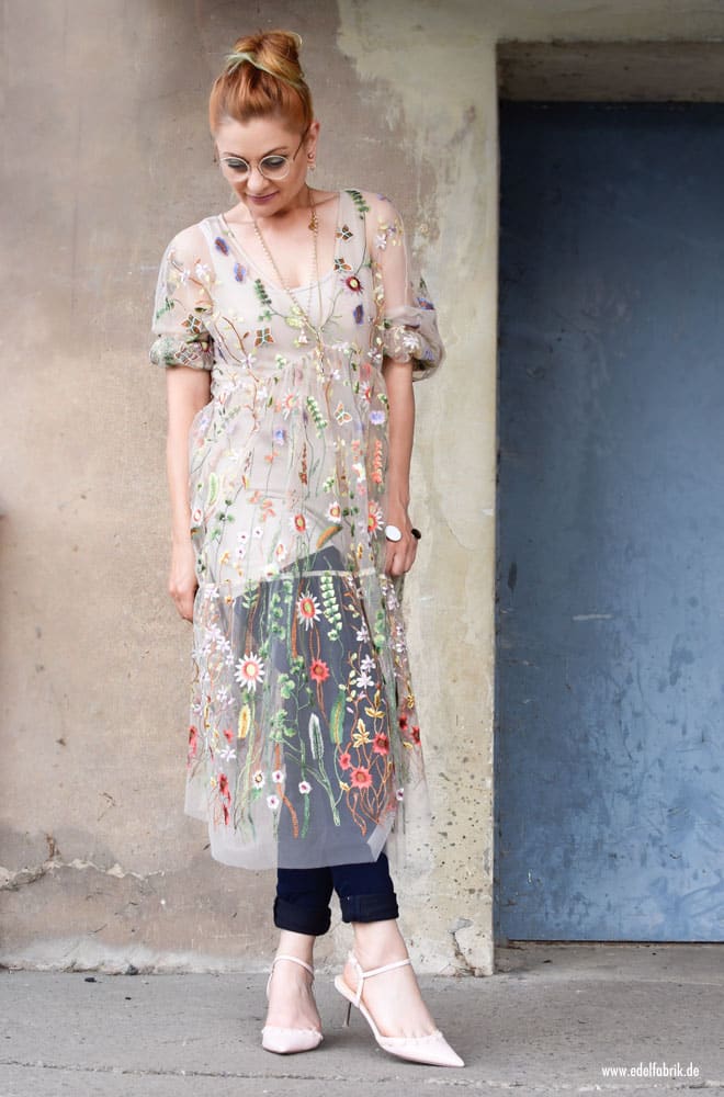 mit Blumen besticktes Mesh Kleid von H&M
