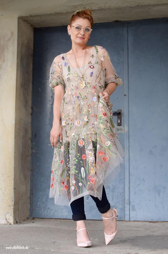 Kleid mit Blumen Stickerei zu einer langen Hose tragen