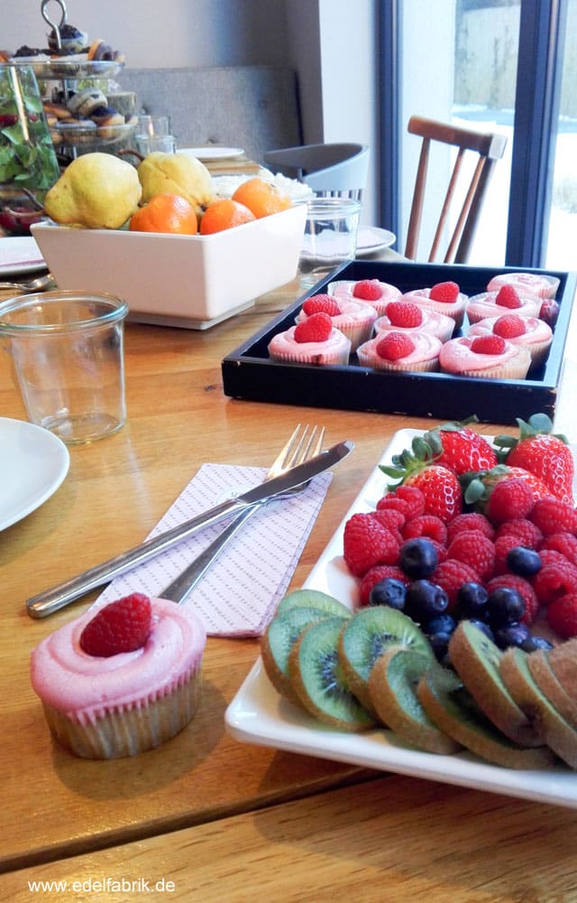 Früchte und Cupcakes beim Frühstück im Bold Hotel in München Giesing