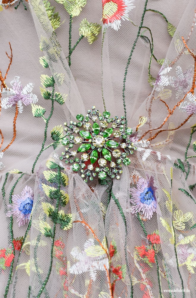 durchsichtiges Kleid in Nude mit Blumen Stickerei