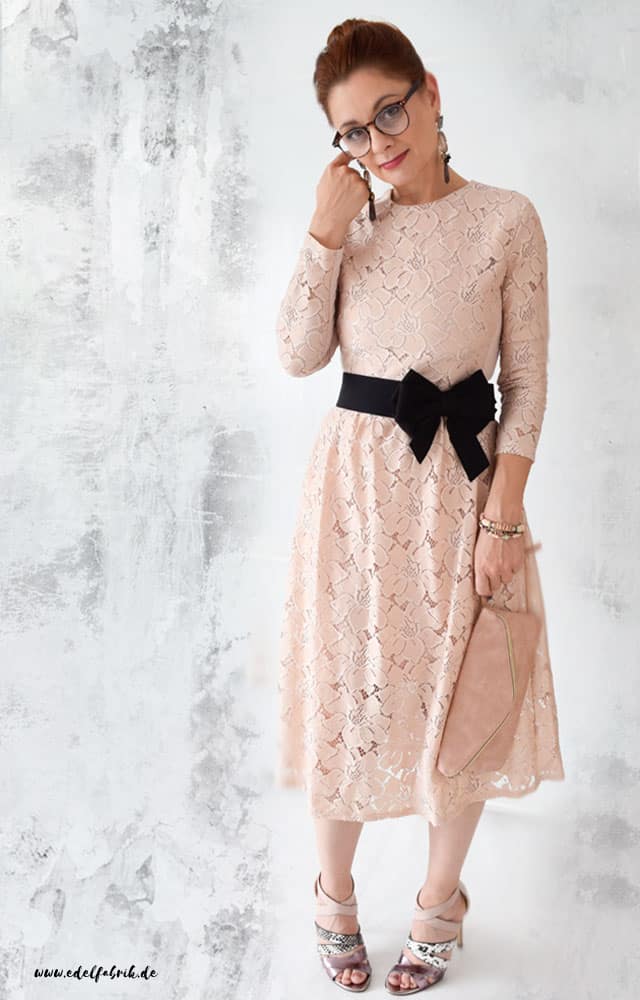 die edelfabrik, look, Midi Kleid aus Spitze, rosa Clutch