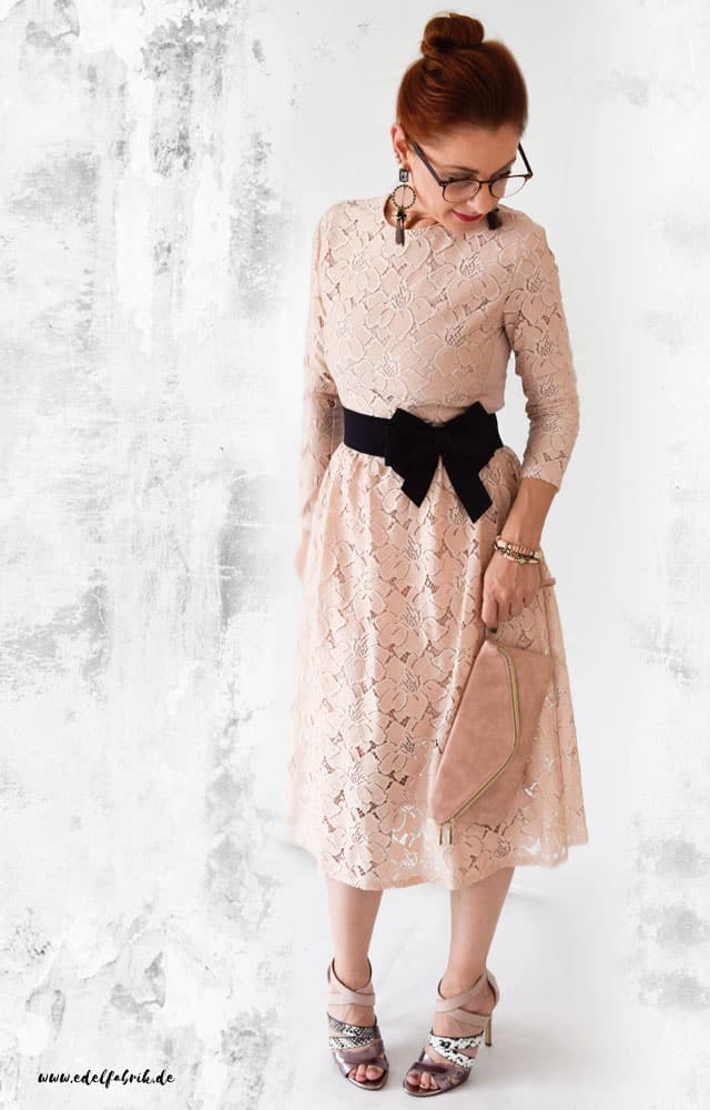 die edelfabrik, look, Midi Kleid aus Spitze, mit High Heels und Clutch in rosa