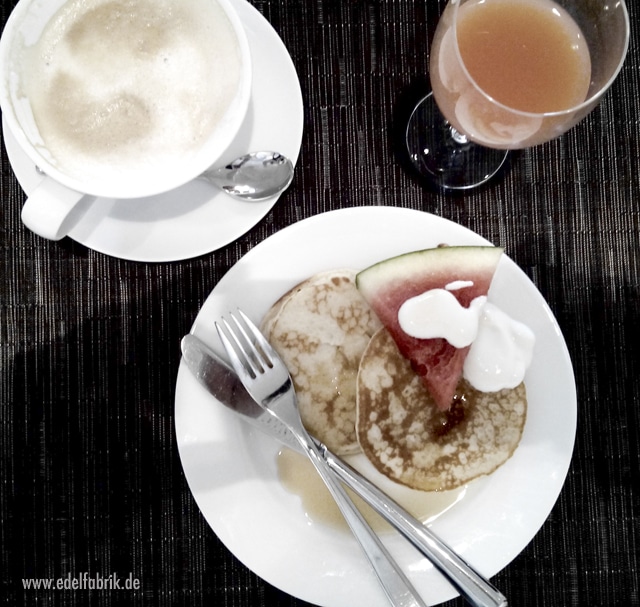 Pfannkuchen mit Obst und Joghurt, Saft und Kaffee