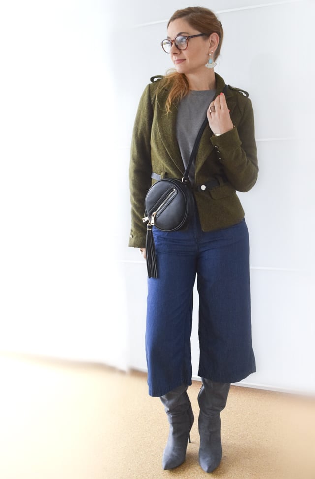 Blaue Jeansculottes mit grauem Pullover und grüner, Wolljacke – Outfit
