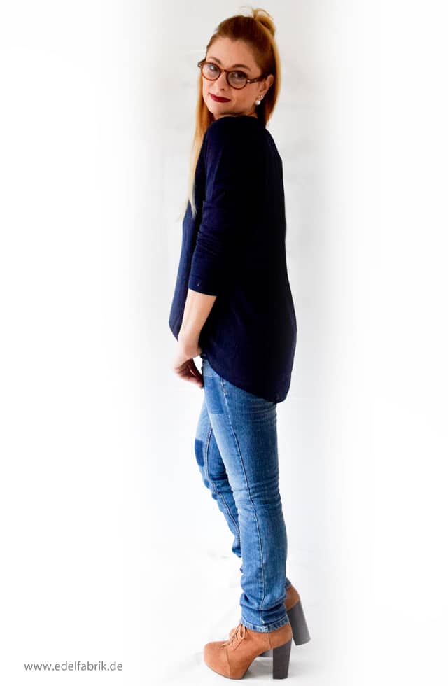 Jeans und dunkelblauer Pullover aus der Helene Fischer Kollektion von Tchibo, die Edelfabrik