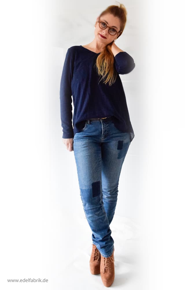 Jeans und dunkelblauer Pullover aus der Helene Fischer Kollektion von Tchibo, die Edelfabrik