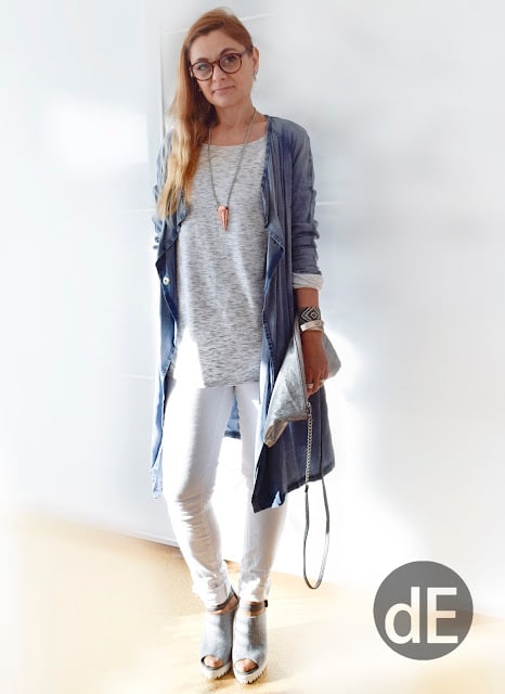 Fashion Outfit mit weißer Jeans und blauem Jeanstrenchcoat