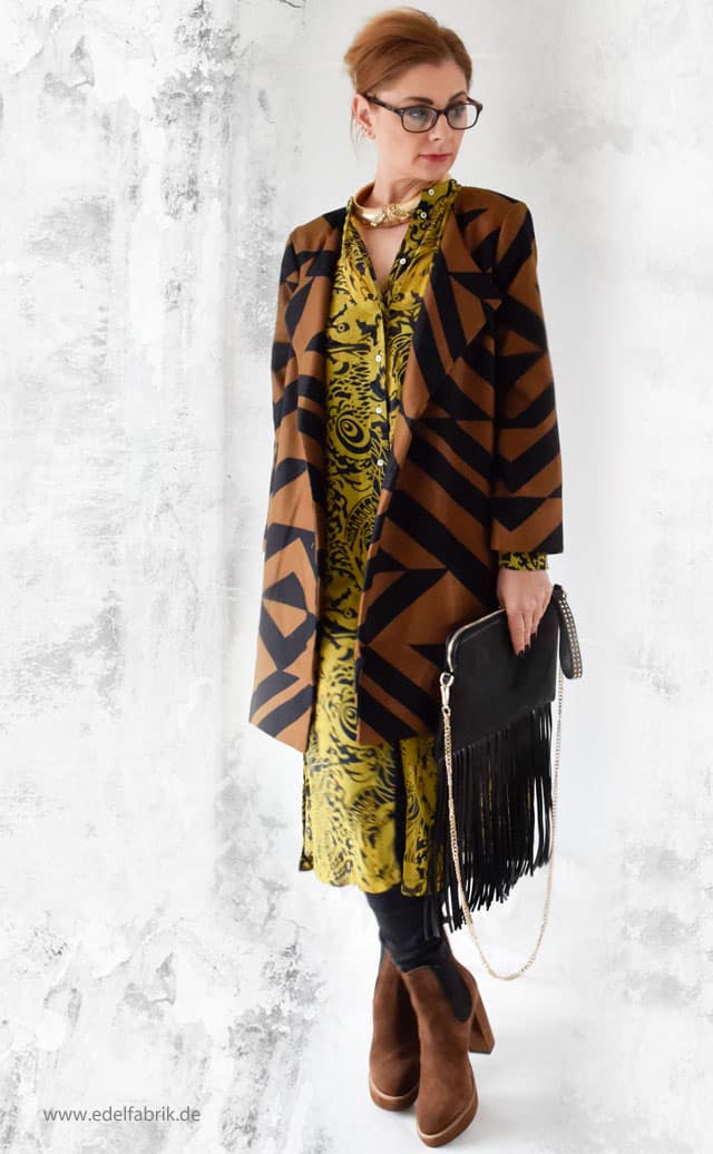 Mantel in Braun und Schwarz mit grafischem Muster Bluse im Asia Look