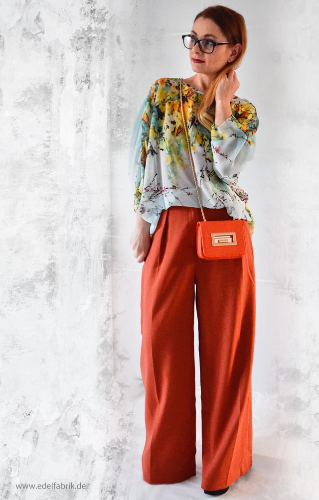 Look mit weiter Hose in orange und Bluse mit Blumenmuster, Outfit