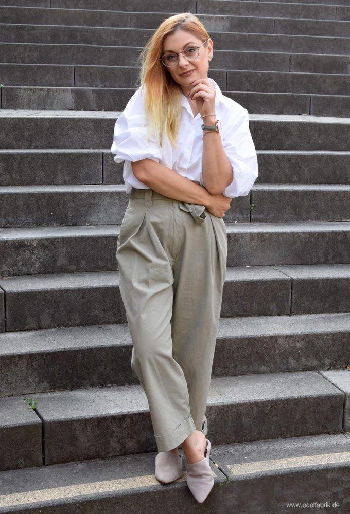 Outfit im Menocore Style mit Hose in Beige und Bluse in Weiß, so stylst Du Menocore,