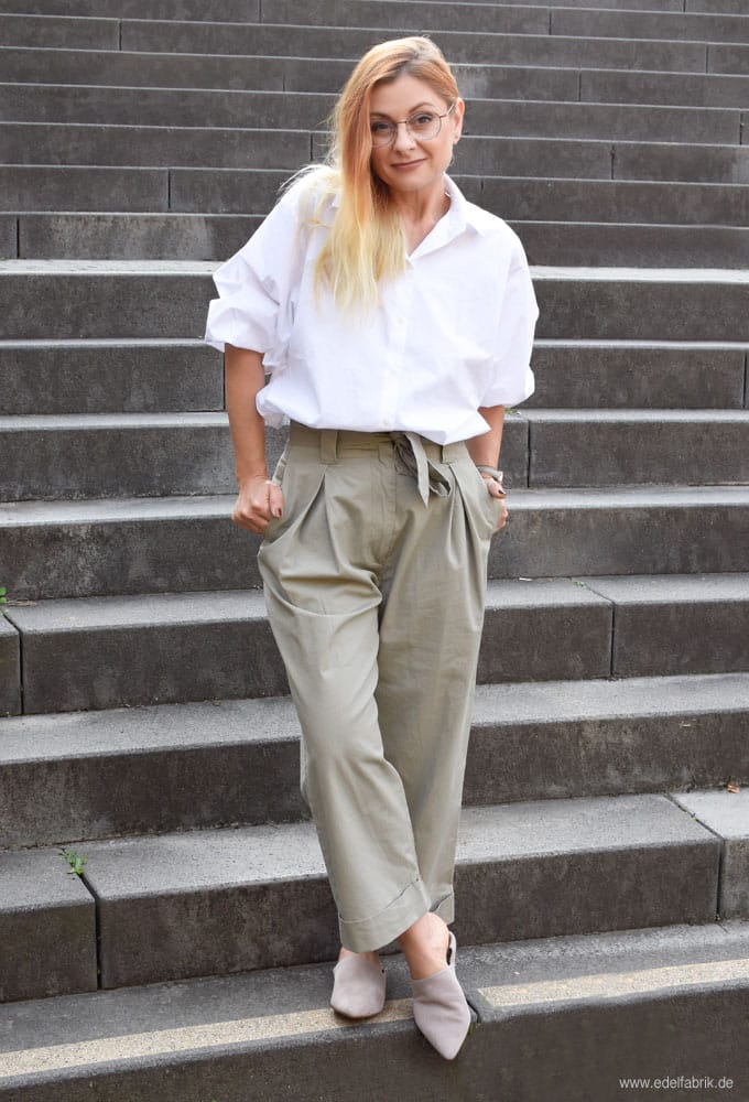 Look mit weiter Hose mit Paperback Bund und weißer Bluse von H&M