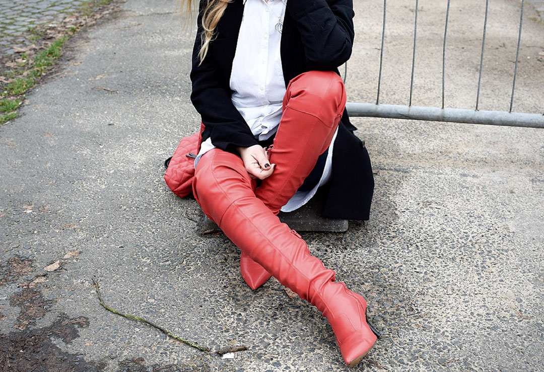 Outfit mit roten Overknees, Styling mit roten Overknees, Streetstyle