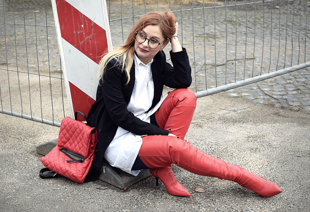 so kombinierst Du rote Overknees, Modeblog für Frauen Ü40