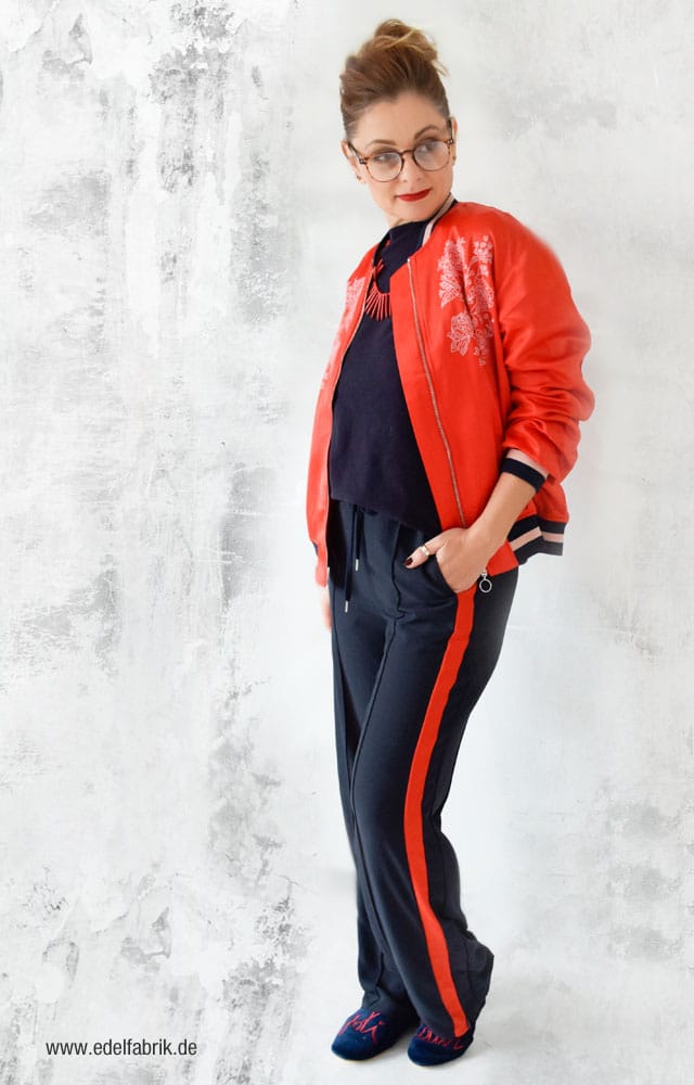 Dunkelblaue Sporthose von H&M, Rote Pilotenjacke von H&M