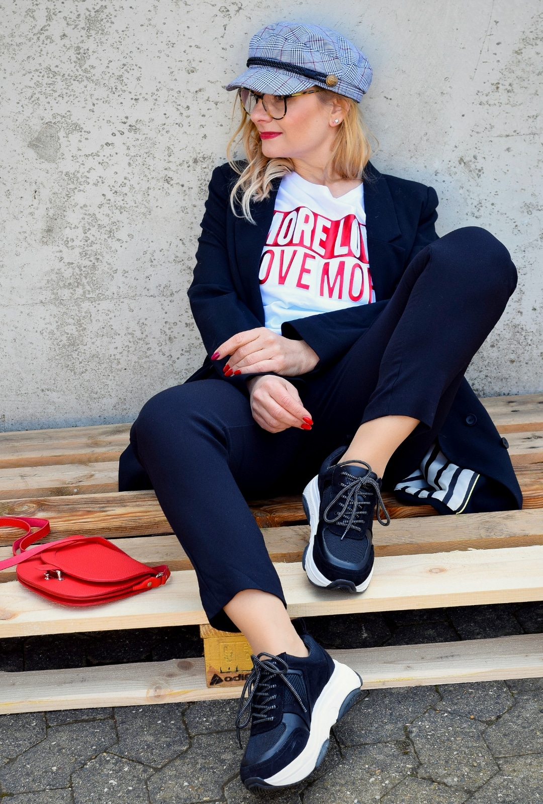 schwarzer, lässiger Business Anzug für Frauen mit Sneakern kombiniert