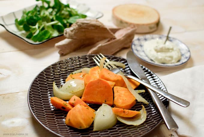 Gemüsezwiebeln und Süßkartoffeln, leckere Beilage zu Fleisch und Fisch