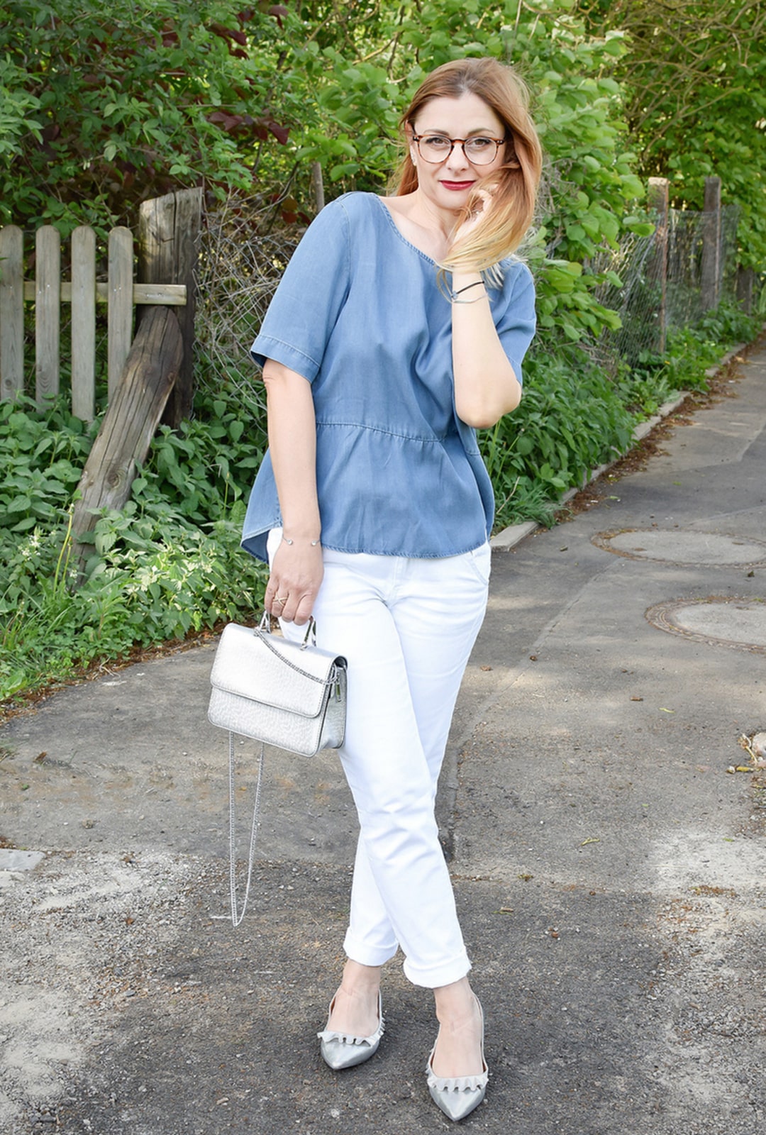 weiße 7/8 Jeans, hellblaue Jeans Bluse mit Volants aus der Tchibo Mode Kollektion Luftig und leger