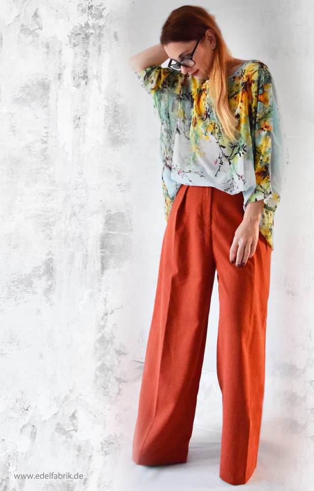 Outfit, Kombination mit weiter Hose und leichter Bluse mit Flowerprint