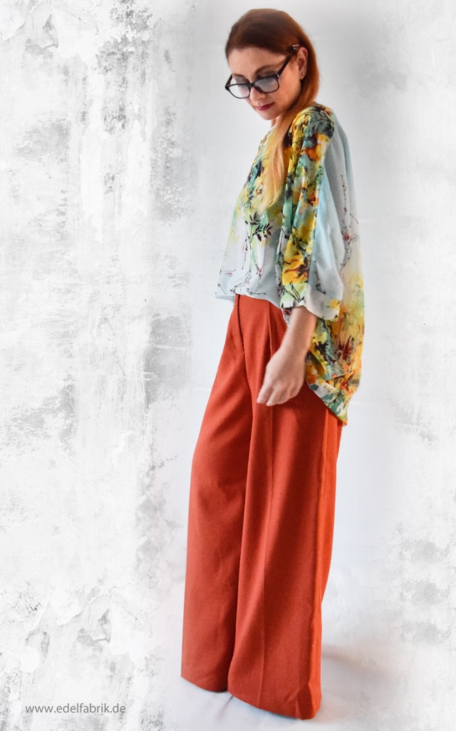 Look mit weiter Hose in Orange und Blumenmuster Bluse
