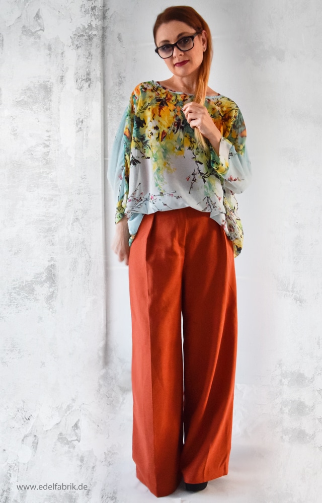 Kombination mit ueberweiter Hose und leichter Bluse mit Flowerprint