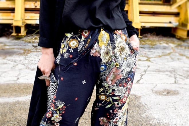 dunkle Hose mit Blumen von Zara