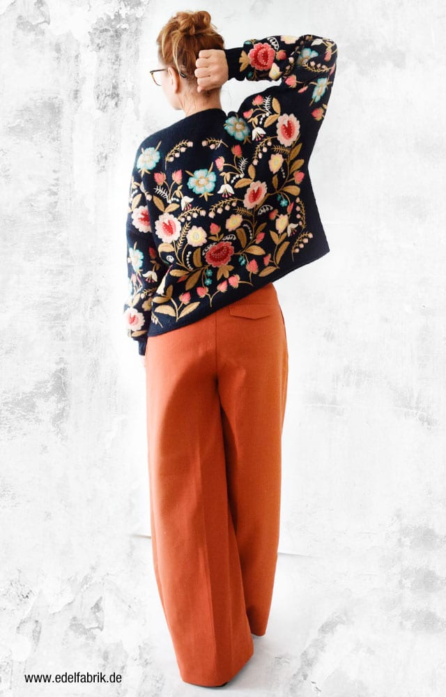 Rückenansicht des Strickpullover mit Blumenstickerei von Zara
