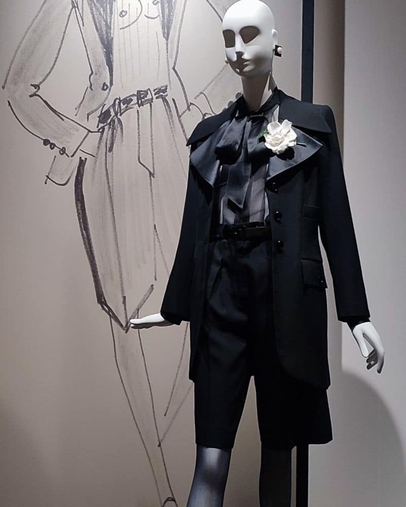Ein Exponat der Yves Saint Laurent Ausstellung in Calais. Einer der ikonischen, schwarzen Smokings für die Frau von Yves Saint Laurent. Er wird von einer weißen Schaufensterpuppe getragen.