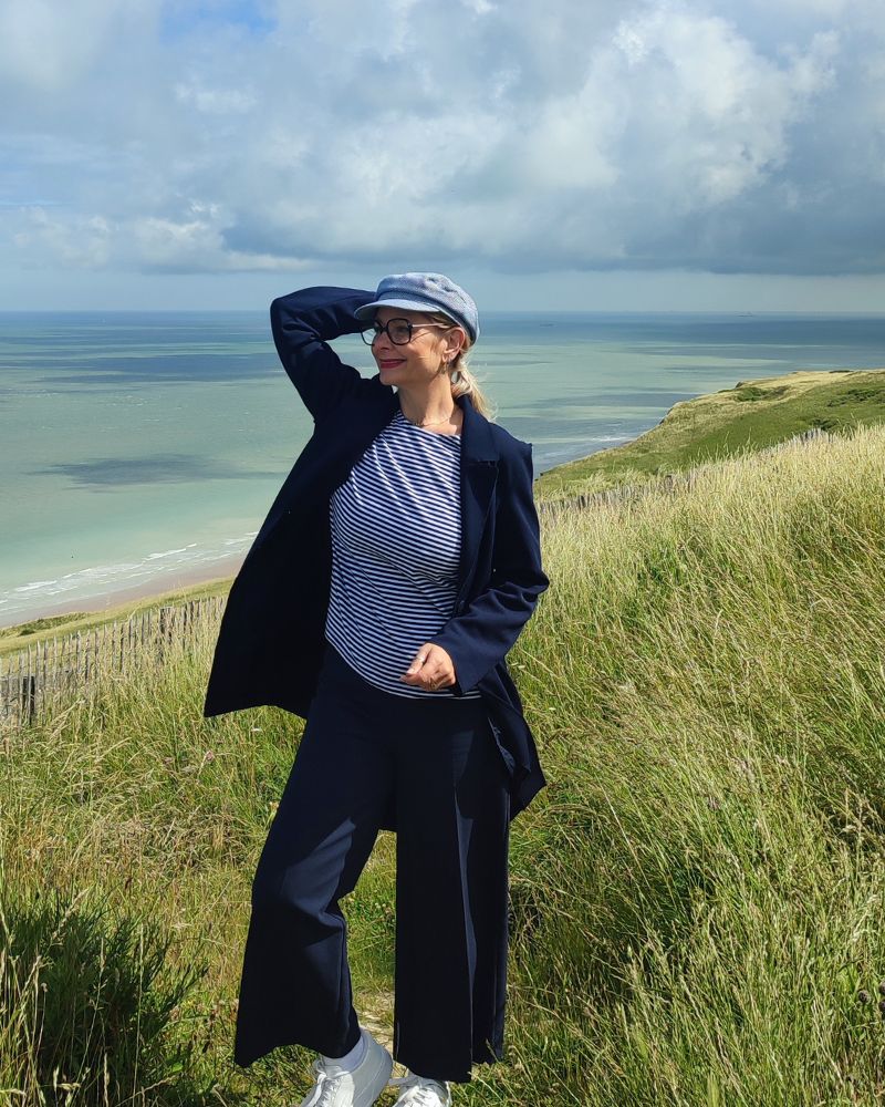 Eine Frau steht am Cap Blanc-Nez in der Nähe von Calais und schaut aufs Meer.