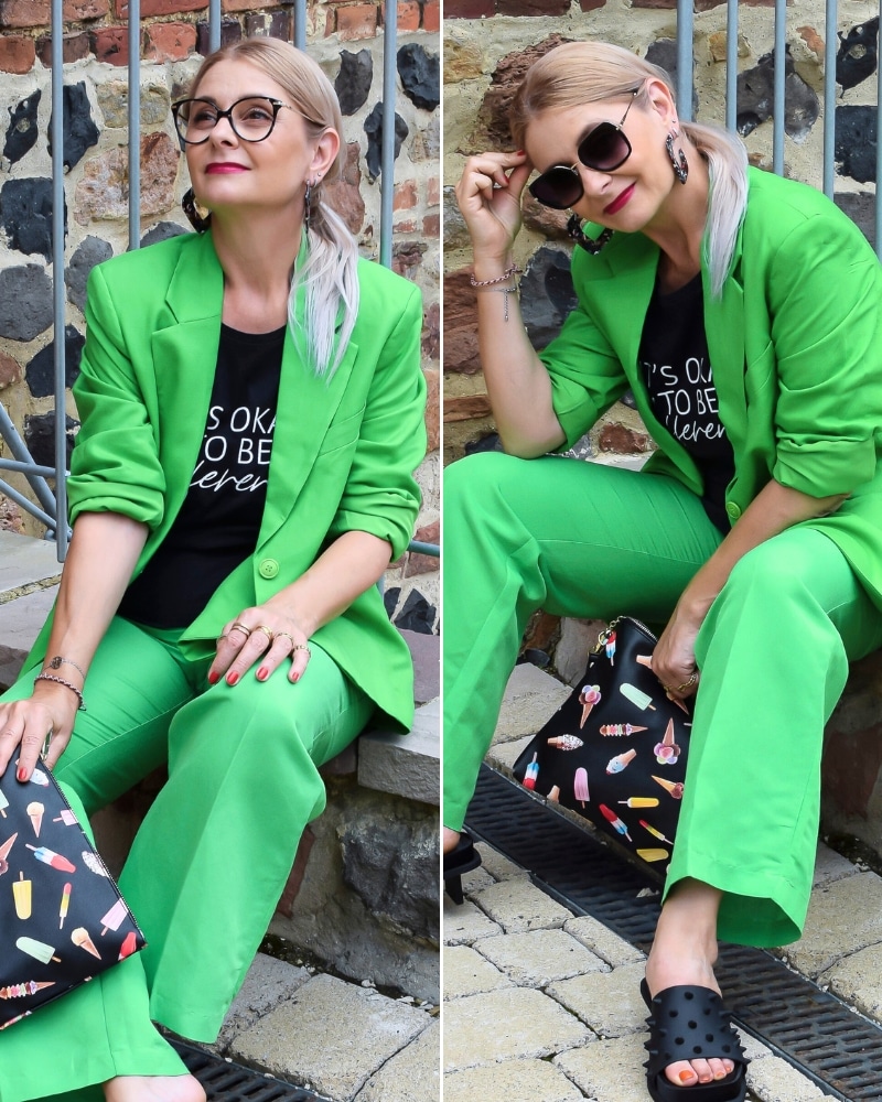 Eine Collage aus zwei Bildern. Eine Frau trägt auf beiden Bildern den gleichen grünen Hosenanzug und kombiniert dazu einmal eine Gleitsichtbrille und einmal eine Sonnenbrille von Kind Augenoptik.
