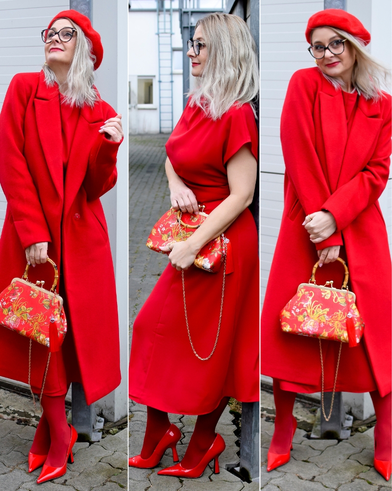 Collage aus drei Bildern einer blonden Frau die ein Allover Rot Outfit trägt. Der Look besteht aus: einem roten Kleid, einem roten Mantel plus roter Strumpfhose zu roten Pumps. Die Accessoires sind eine rote Tasche und eine rote Baskenmütze.