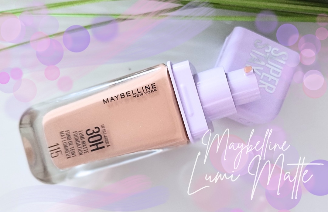 Eine geöffnete Flasche der Maybelline New York Super Stay Lumi Matte Foundation liegt auf einem hellen Glastisch.