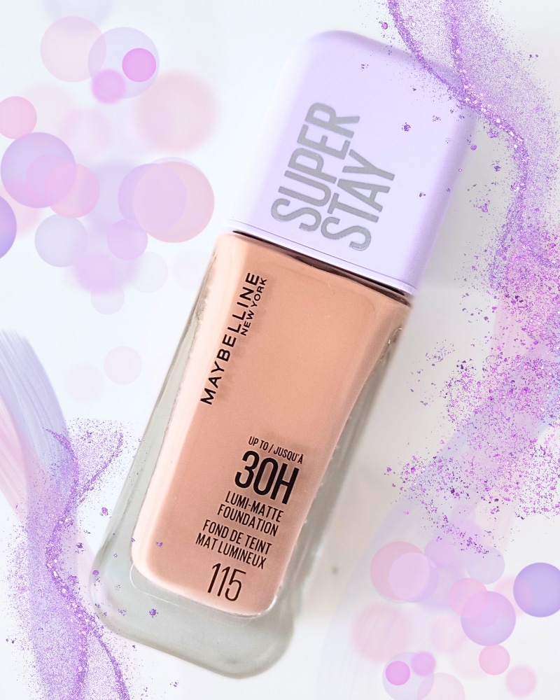 Eine geschlossene Flasche der Maybelline New York Super Stay Lumi Matte Foundation liegt auf einem hellen Glastisch.