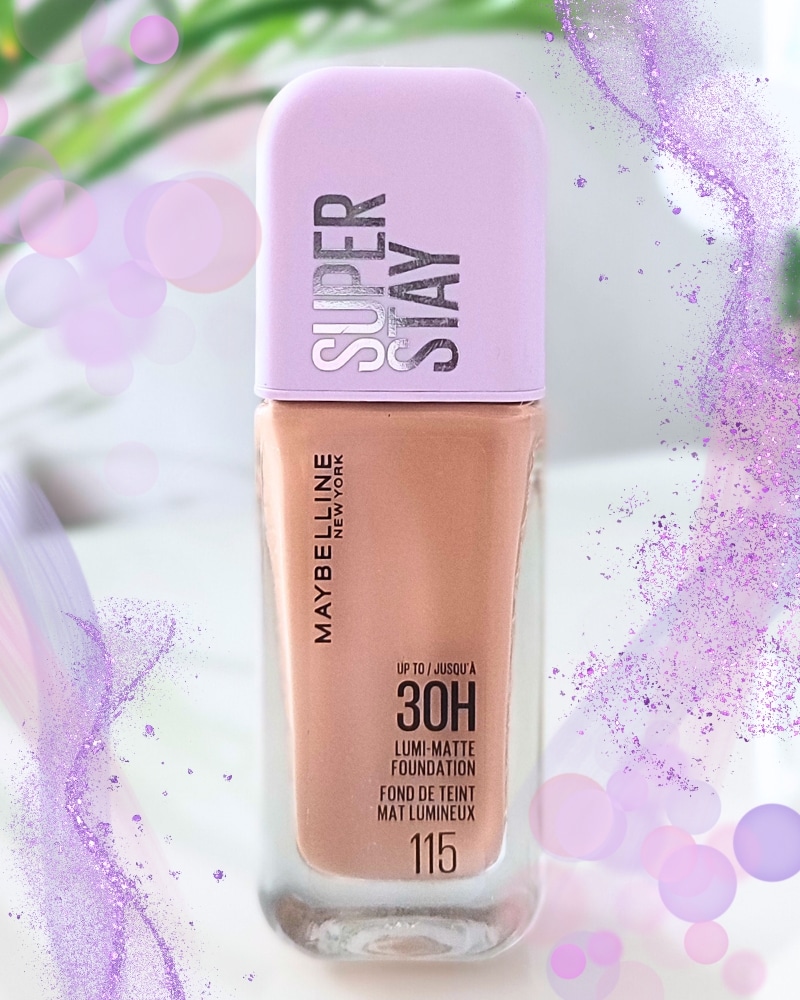 Ein Flasche der Maybelline New York Super Stay Lumi Matte Foundation steht auf einem hellen Glastisch.