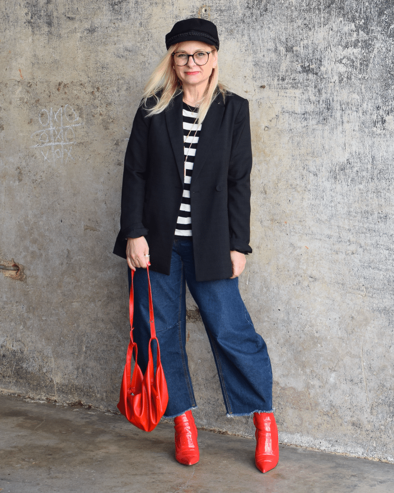 Eleganter Casual-Look mit Barrel Jeans: French Chic mit Streifen, schwarzer Cap und roten Schuhen als Farbakzent.