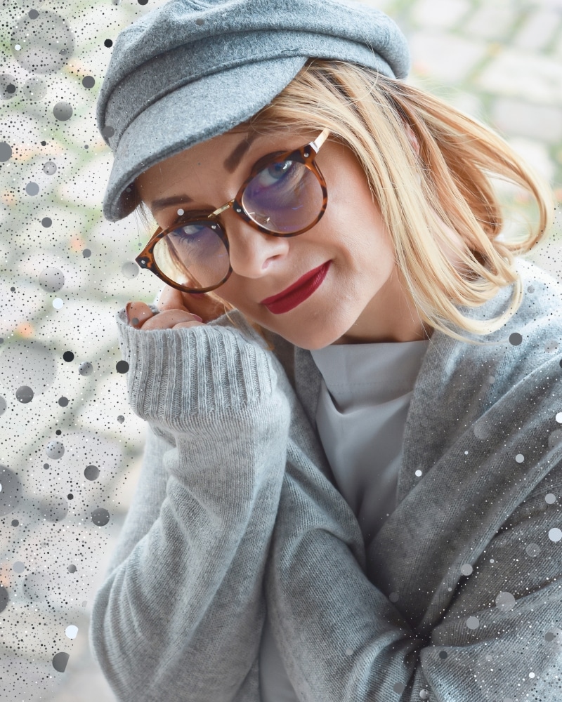 Flauschiger Cardigan und Mütze in der Trendfarbe Grau für den Herbst 2026